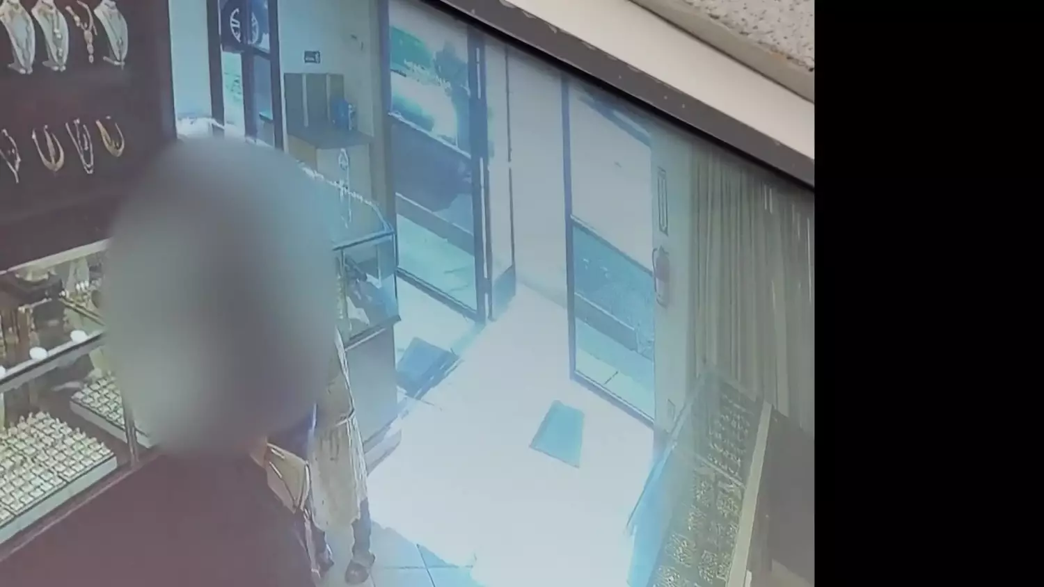 fbi-chicago-surveillance-jewelry-store-robberies-080724.mp4